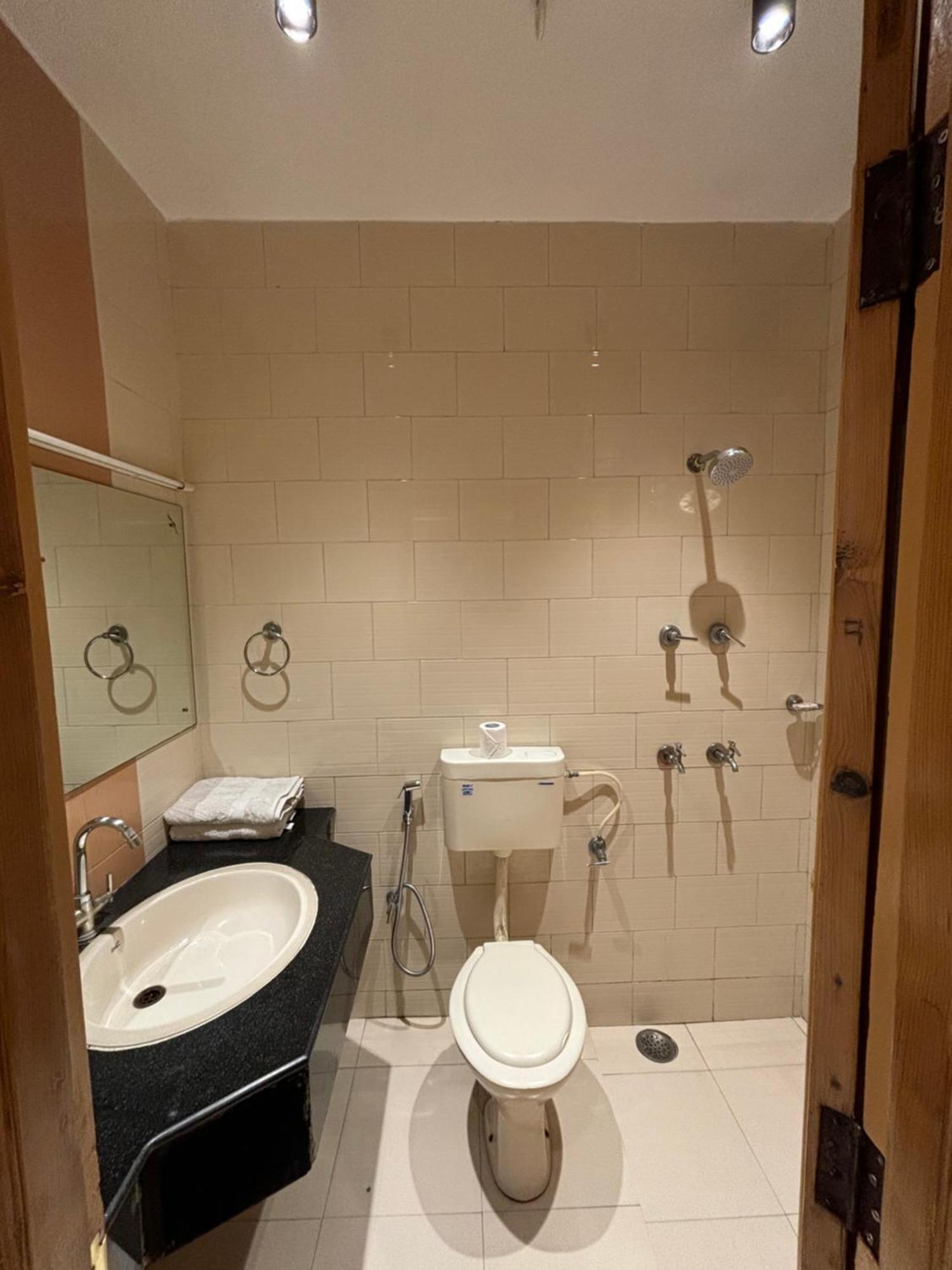 Bed and Breakfast The Cocoon Dehradun Esterno foto